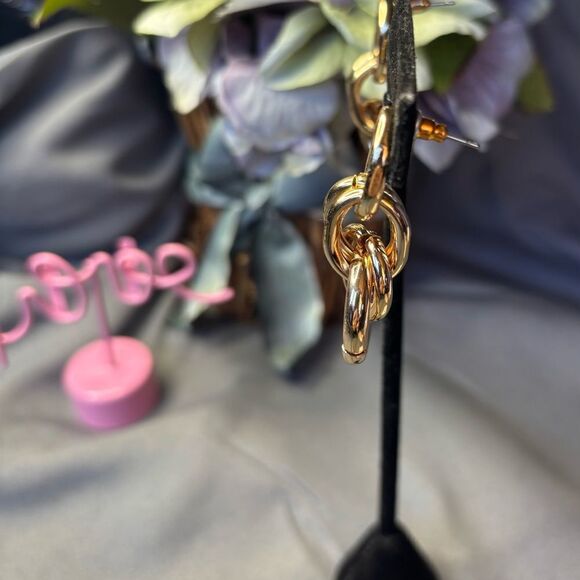 New! Elegant Gold Link Earrings - Picture 4 of 5